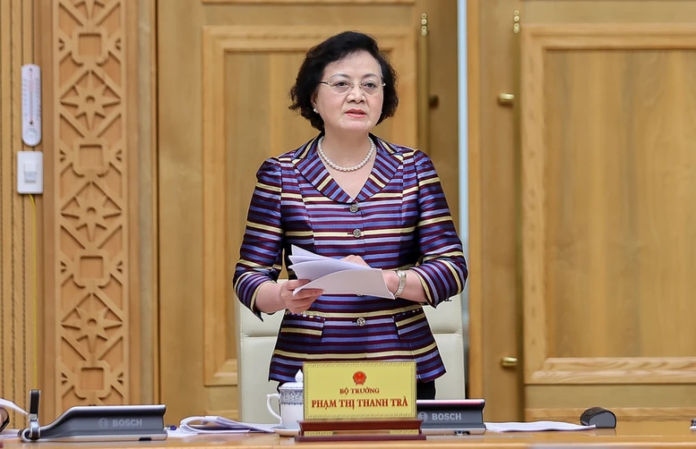 Bộ trưởng Bộ Nội vụ Phạm Thị Thanh Trà trao đổi về vấn đề tổ chức bộ máy và biên chế tại cuộc họp.