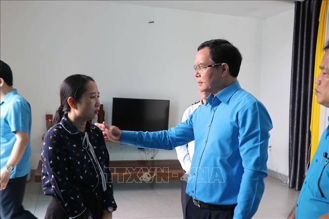 Lãnh đạo Tổng Liên đoàn Lao động Việt Nam thăm gia đình một đoàn viên tử vong trong đợt mưa lũ tại phường Vỹ Dạ (thành phố Huế).