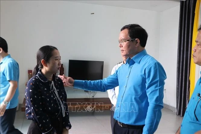 Lãnh đạo Tổng Liên đoàn Lao động Việt Nam thăm gia đình một đoàn viên tử vong trong đợt mưa lũ tại phường Vỹ Dạ (thành phố Huế).