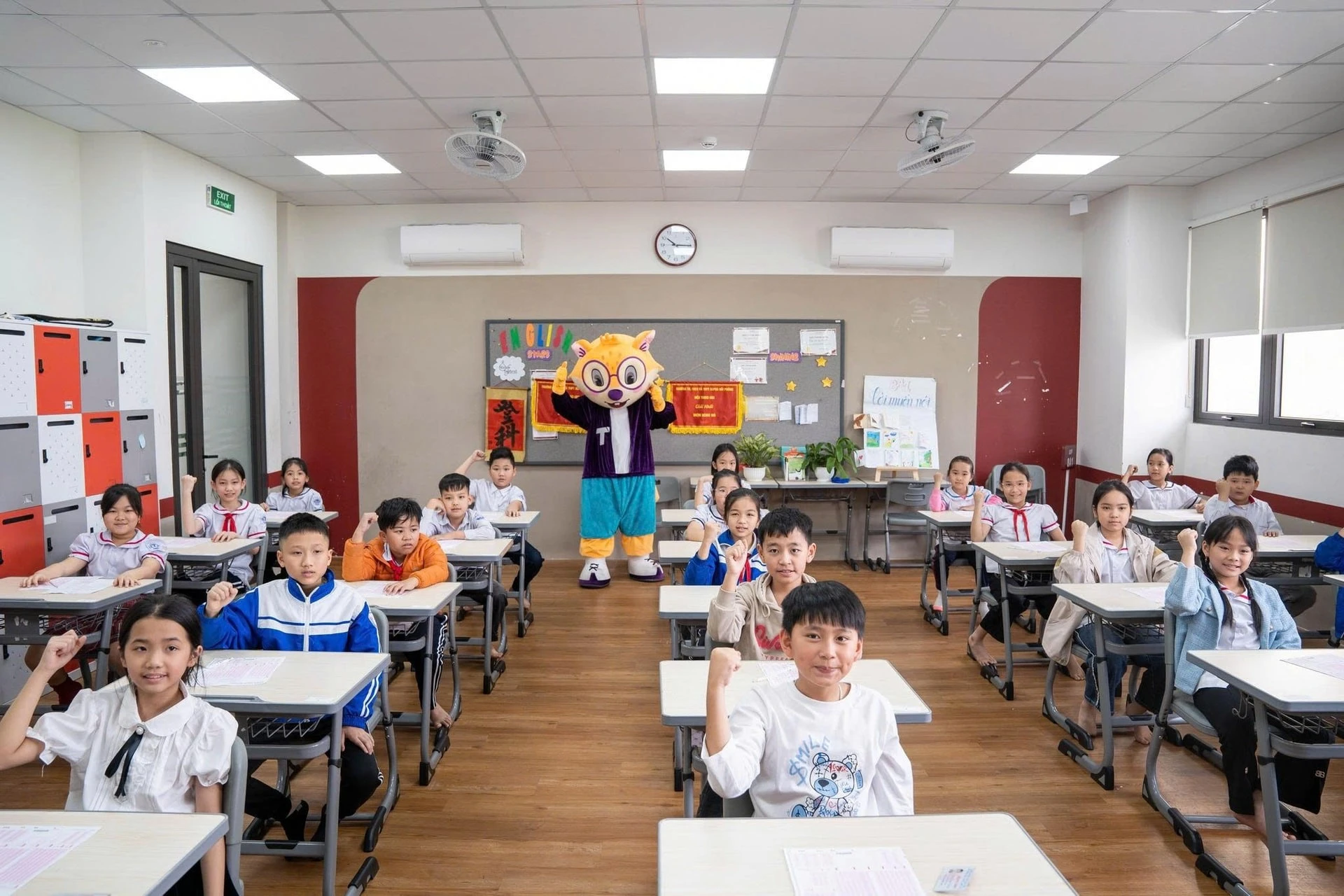 Thí sinh hào hứng trước giờ bước vào cuộc thi TOEFL Challenge mùa giải 2024 - 2025.