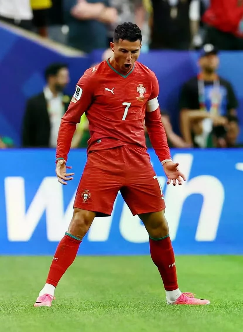 Ronaldo là cầu thủ đầu tiên trong lịch sử ghi bàn ở 6 kỳ World Cup khác nhau