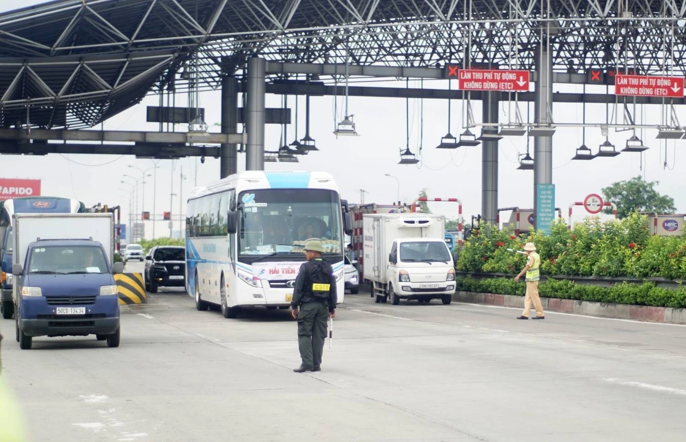 Lực lượng CSGT phân luồng trên tuyến cao tốc.