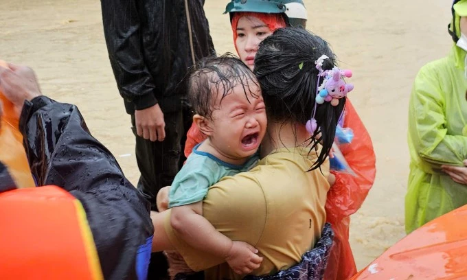 Em nhỏ bật khóc khi được cứu hộ qua vùng ngập trên đường 23 tháng 10, phường Tây Nha Trang, ngày 20/11.