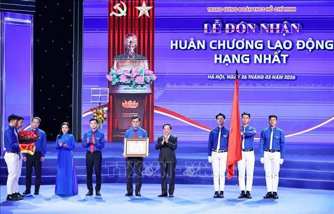 Đồng chí Trịnh Văn Quyết, Ủy viên Bộ Chính trị, Bí thư Trung ương Đảng, Trưởng Ban Tuyên giáo và Dân vận Trung ương trao tặng Huân chương Lao động hạng Nhất cho Đoàn Thanh niên Cộng sản Hồ Chí Minh.