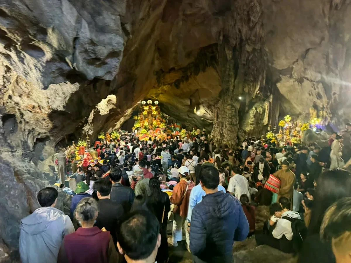 Người dân dâng hương bái Phật trong ngày khai hội.