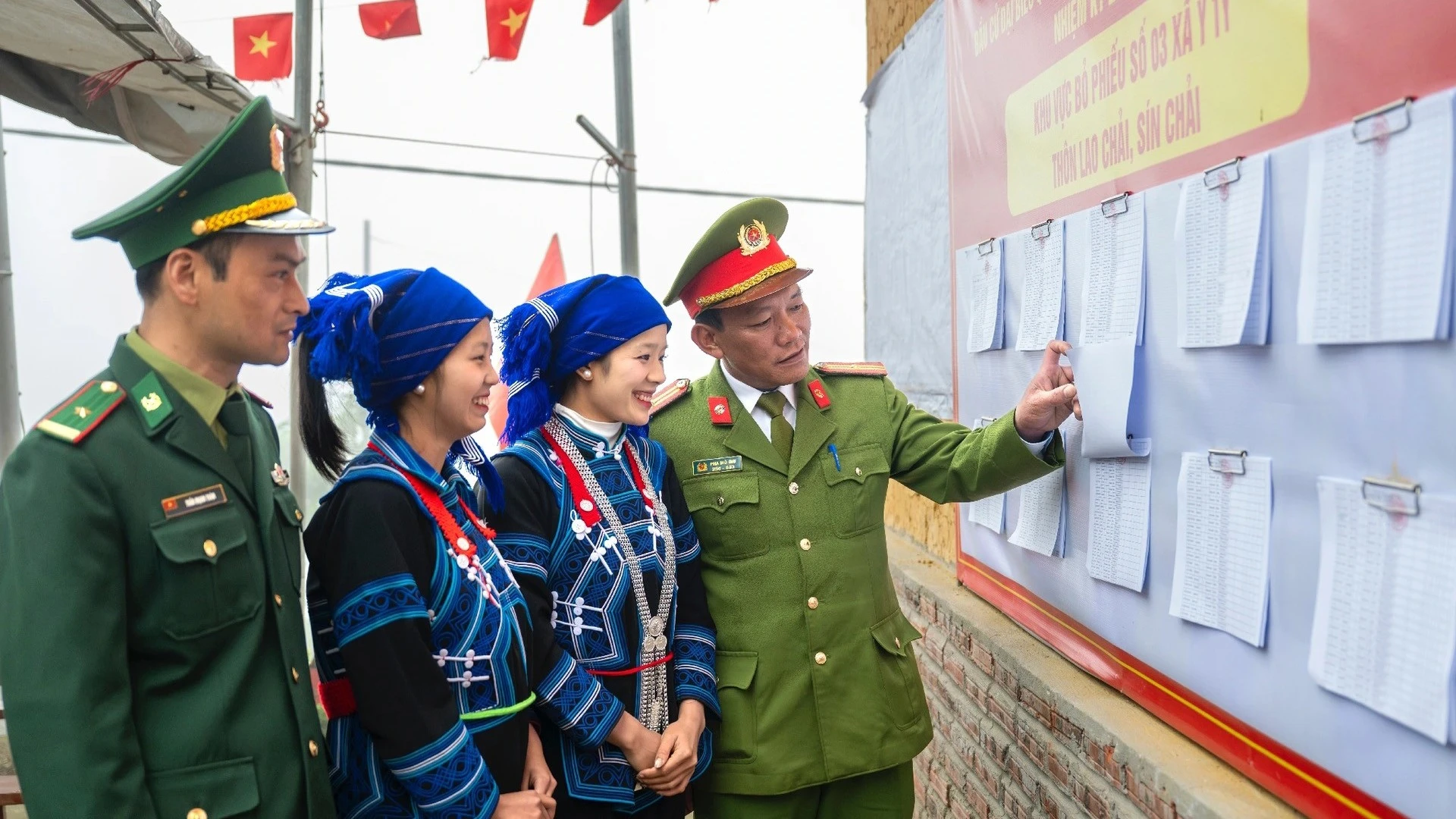 Cử tri dân tộc Hà Nhì, xã Y Tý trong bộ trang phục truyền thống đẹp nhất hân hoan tham gia ngày hội lớn của dân tộc.