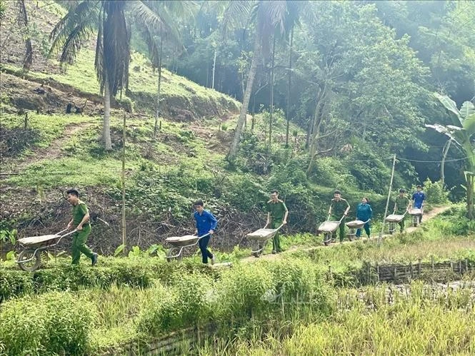 Công an xã Linh Sơn, tỉnh Thanh Hóa, đồng hành xóa nhà tạm, nhà dột nát cho hộ nghèo.