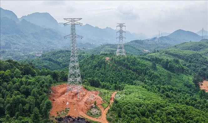 Hệ thống cột điện của đường dây 500kV Lào Cai - Vĩnh Yên đã hoàn thành. Hệ thống cột điện của đường dây 500kV Lào Cai - Vĩnh Yên đã hoàn thành.