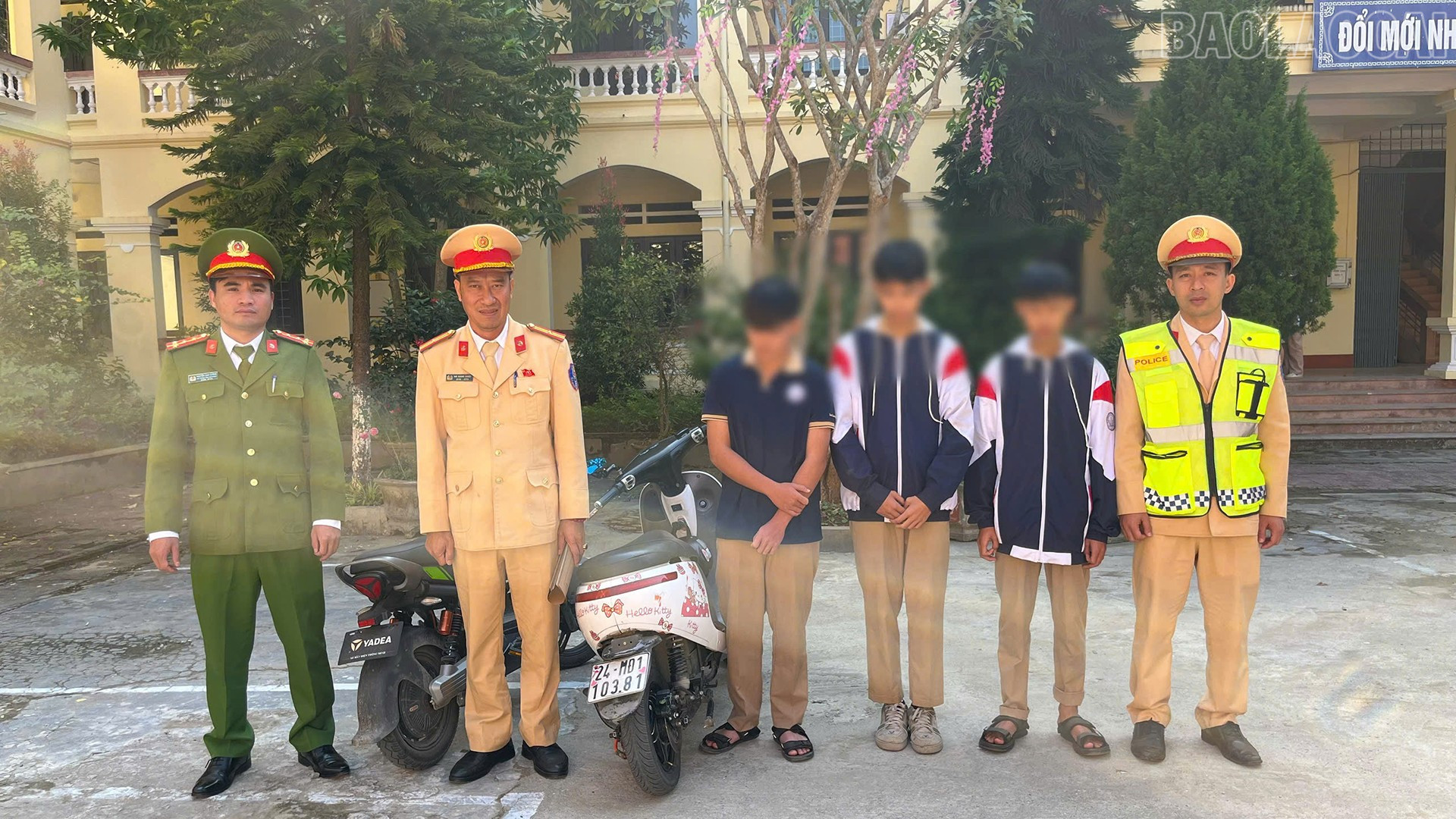 Lực lượng chức năng cùng học sinh vi phạm và các phương tiện liên quan tại thời điểm xác minh.