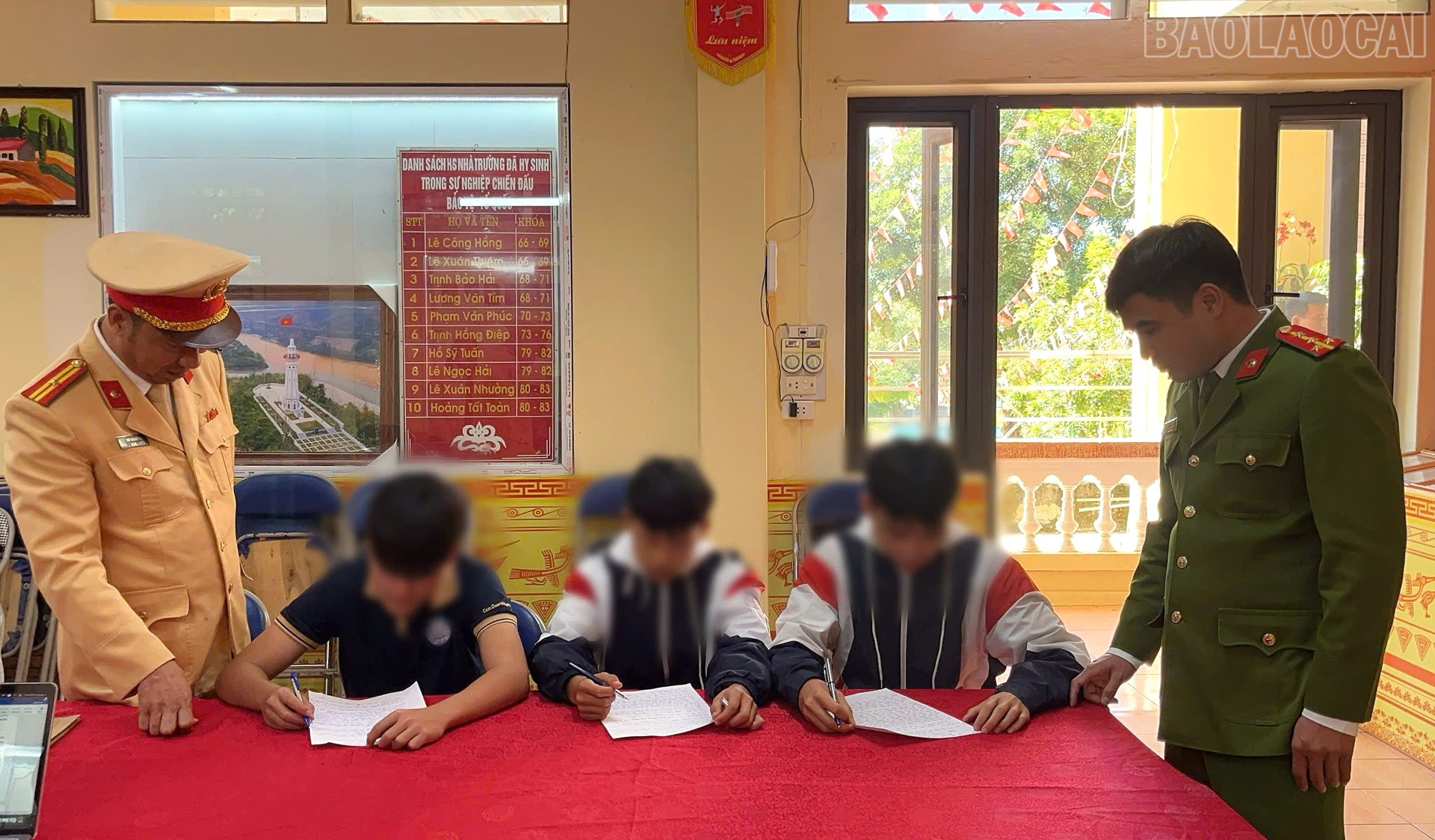 Học sinh liên quan đến vụ việc viết bản cam kết không tái phạm.