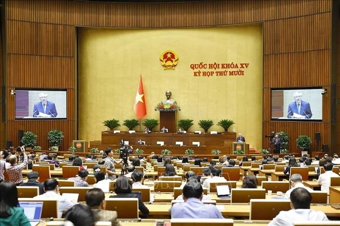 Phó Thủ tướng Thường trực Chính phủ Nguyễn Hòa Bình trình bày Tờ trình về 03 dự án: Luật Thi hành tạm giữ, tạm giam và cấm đi khỏi nơi cư trú; Luật Thi hành án hình sự (sửa đổi); Luật sửa đổi, bổ sung một số điều của Luật Lý lịch tư pháp.