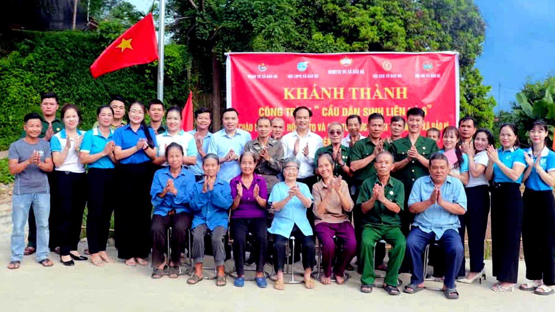 Đại diện chính quyền địa phương, đơn vị thi công chụp ảnh lưu niệm cùng người dân thôn Liên Hà 6 tại lễ khánh thành cầu. 55.jpg