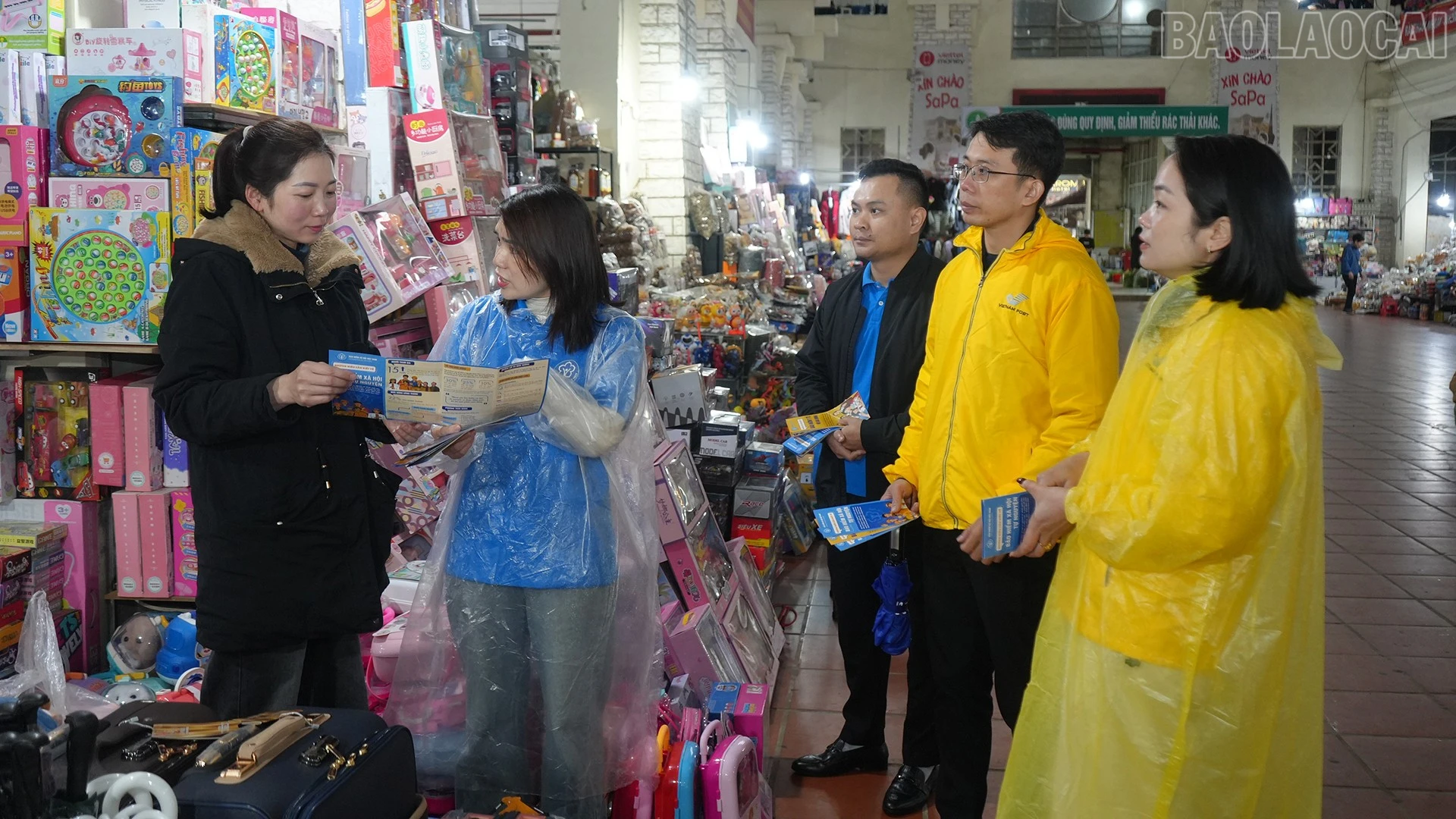 Phát tờ rơi và tuyên truyền đến người dân kinh doanh tại chợ Văn hóa Sa Pa.