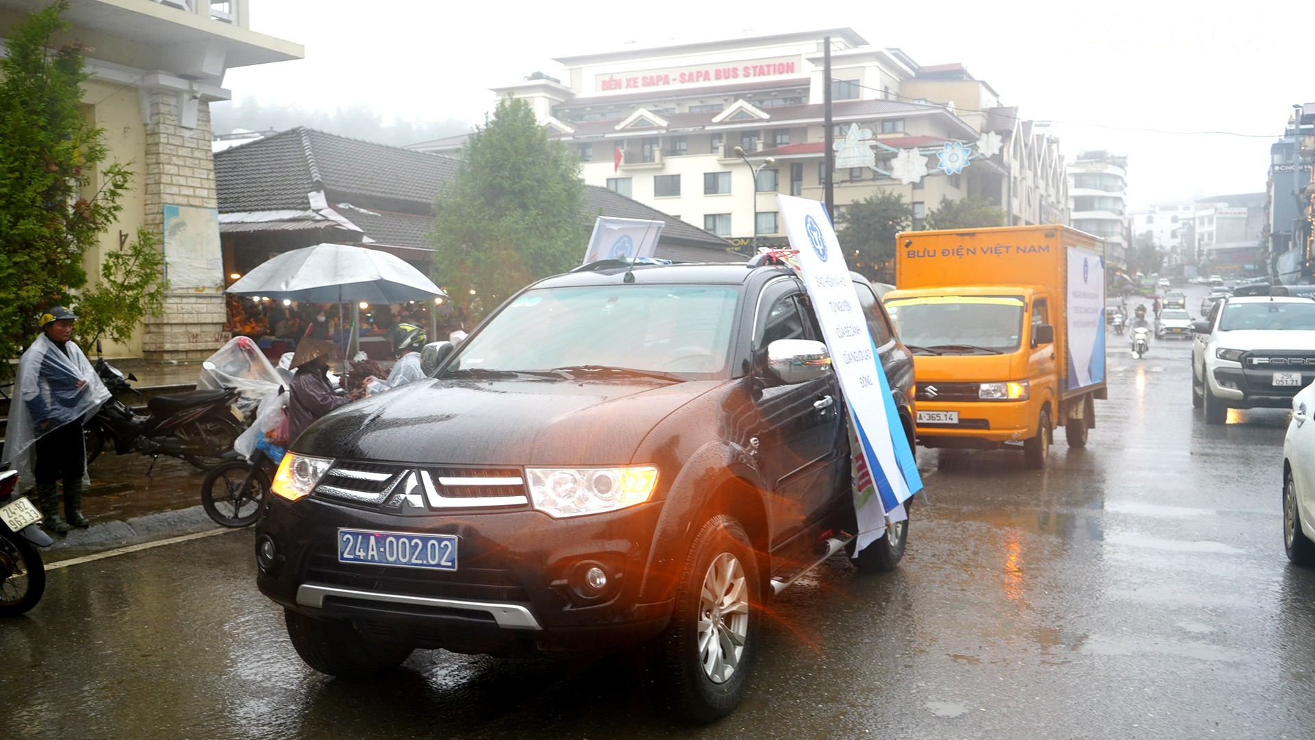 Tuyên truyền bằng xe lưu động trên các tuyến đường trung tâm.