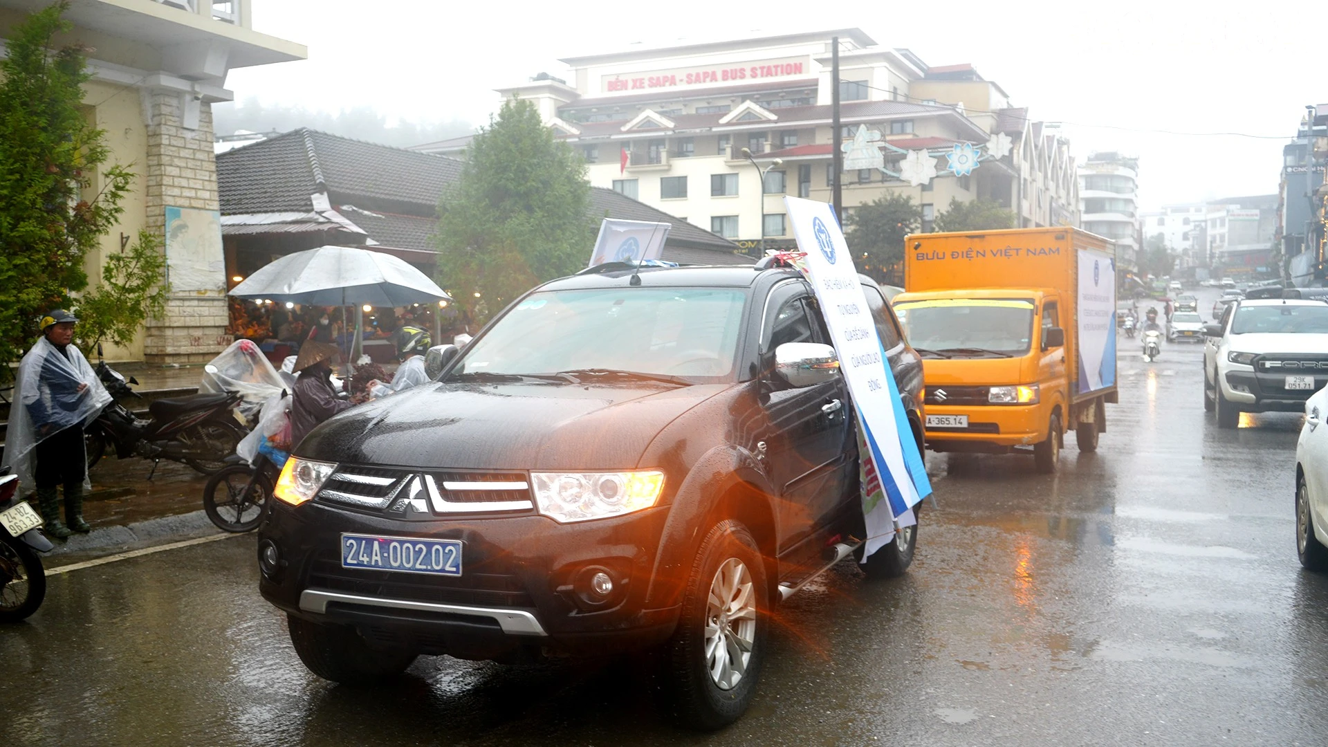 Tuyên truyền bằng xe lưu động trên các tuyến đường trung tâm.