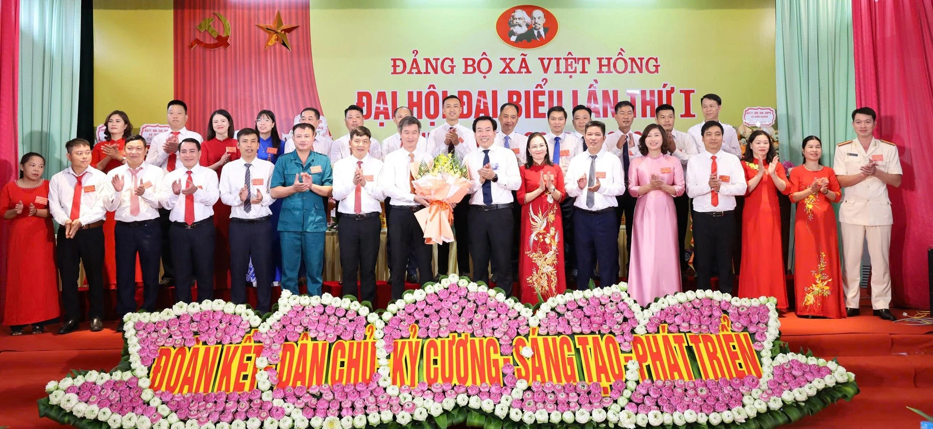 Đồng chí Dương Đức Huy, Ủy viên Ban Thường vụ, Trưởng ban Tuyên giáo và Dân vận Tỉnh ủy chúc mừng Ban Chấp hành Đảng bộ xã Việt Hồng nhiệm kỳ 2025 - 2030.