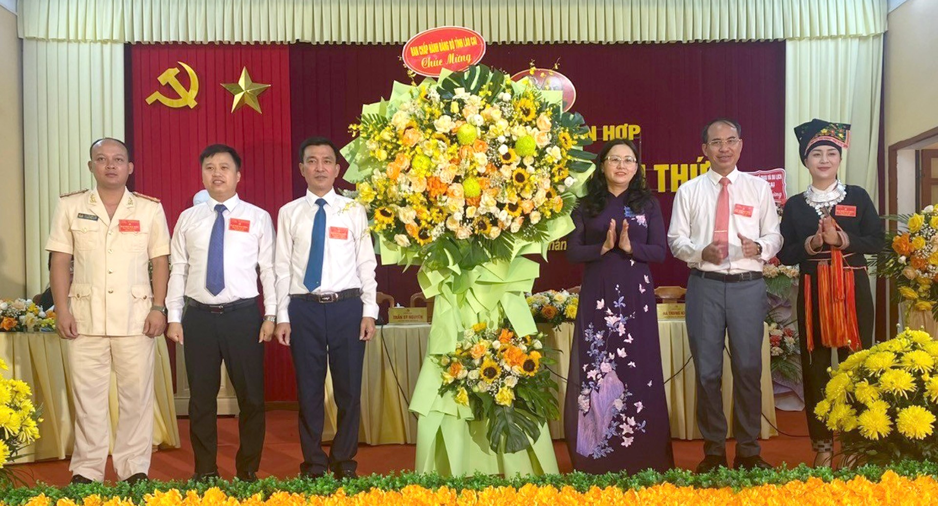 Đồng chí Giàng Thị Dung, Phó Bí thư Tỉnh ủy, Chủ tịch Ủy ban Mặt trận Tổ quốc Việt Nam tỉnh tặng hoa chúc mừng Đại hội. 8-8-ba-dung.jpg