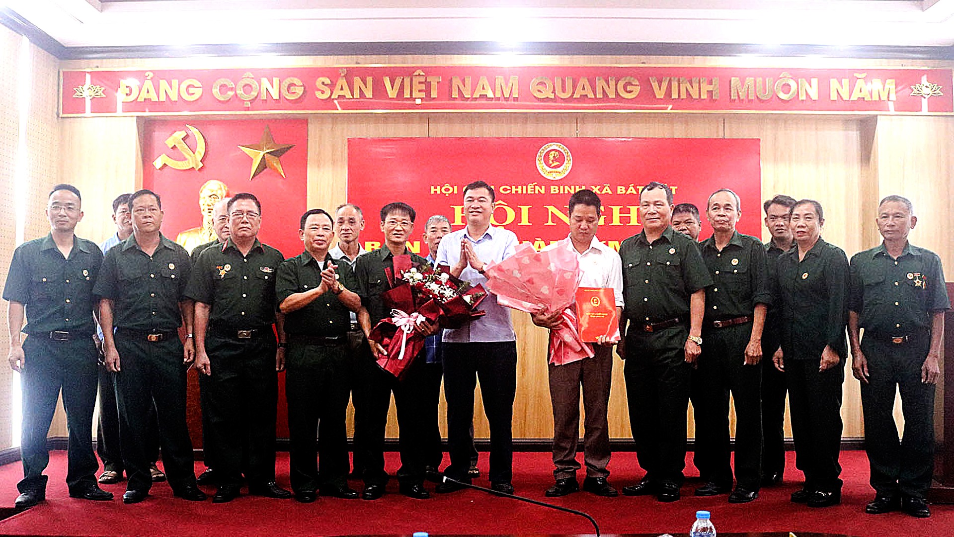 Các đồng chí lãnh đạo tặng hoa chúc mừng Ban Chấp hành ra mắt đại hội. 8-8-ccb4.jpg