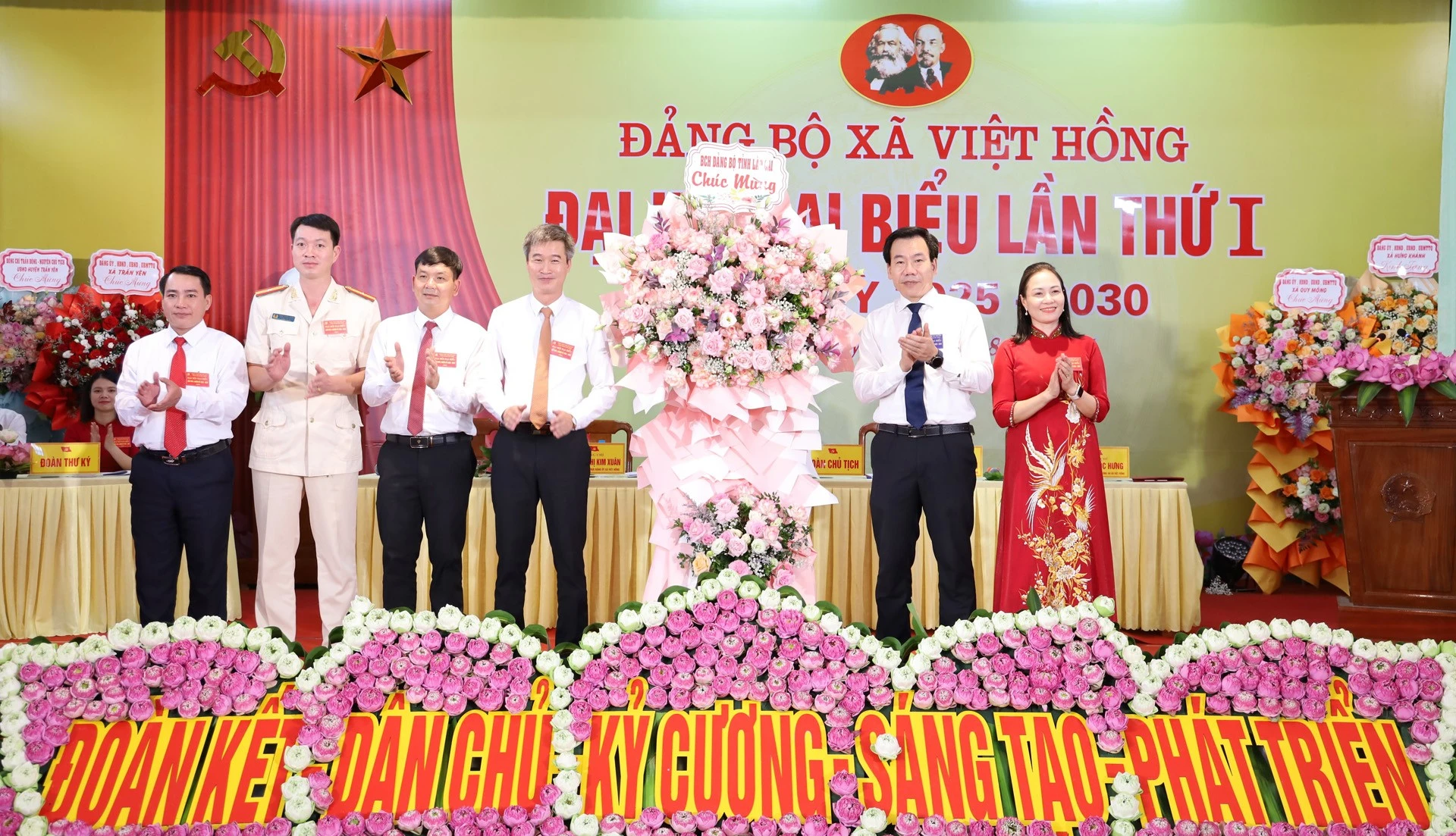 Đồng chí Dương Đức Huy, Ủy viên Ban Thường vụ, Trưởng ban Tuyên giáo và Dân vận Tỉnh ủy tặng hoa chúc mừng đại hội.