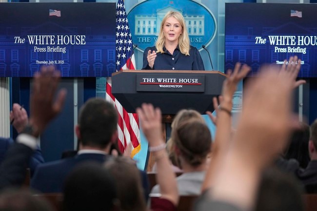 Thư ký báo chí Nhà Trắng Karoline Leavitt phát biểu tại họp báo ở Washington hôm 31-7. Thư ký báo chí Nhà Trắng Karoline Leavitt phát biểu tại họp báo ở Washington hôm 31-7.