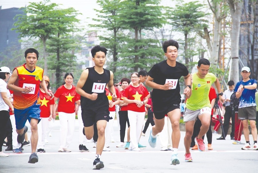 Thủ đô Hà Nội vẫn luôn đi đầu trong phong trào toàn dân rèn luyện thân thể theo gương Bác Hồ vĩ đại. Ảnh Viết Thành