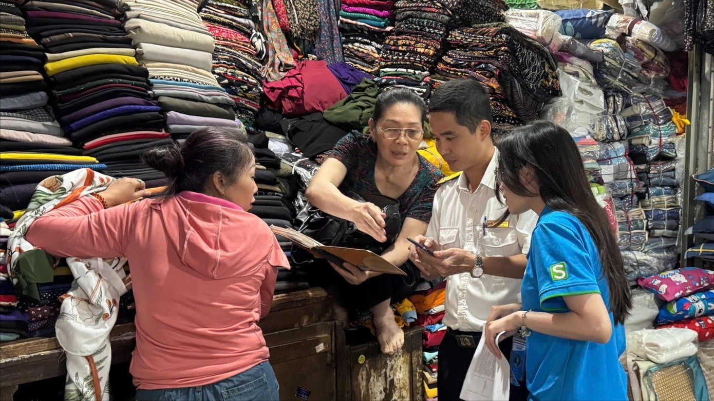 Cơ quan thuế sẽ bố trí các điểm hỗ trợ lưu động tại chợ truyền thống, tuyến phố thương mại… để hỗ trợ hộ kinh doanh chuyển đổi.