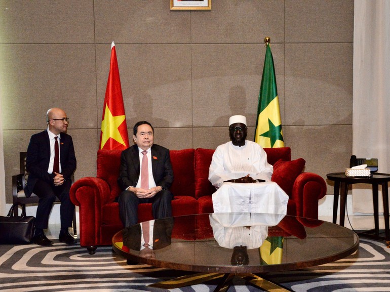 Chủ tịch Quốc hội Trần Thanh Mẫn và Chủ tịch Quốc hội Cộng hòa Senegal El Malick Ndiaye tiến hành cuộc gặp ngắn tại sân bay Chủ tịch Quốc hội Trần Thanh Mẫn và Chủ tịch Quốc hội Cộng hòa Senegal El Malick Ndiaye tiến hành cuộc gặp ngắn tại sân bay