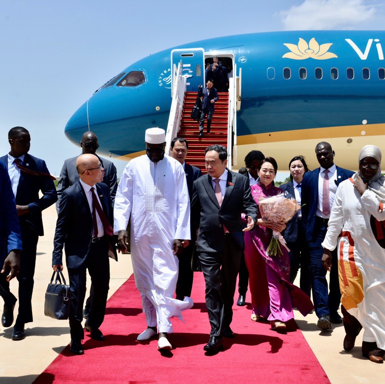 Chủ tịch Quốc hội Cộng hòa Senegal El Malick Ndiaye ra chân cầu thang máy bay chào đón Chủ tịch Quốc hội Trần Thanh Mẫn cùng Phu nhân Nguyễn Thị Thanh Nga và Đoàn đại biểu cấp cao Việt Nam. Chủ tịch Quốc hội Cộng hòa Senegal El Malick Ndiaye ra chân cầu thang máy bay chào đón Chủ tịch Quốc hội Trần Thanh Mẫn cùng Phu nhân Nguyễn Thị Thanh Nga và Đoàn đại biểu cấp cao Việt Nam.