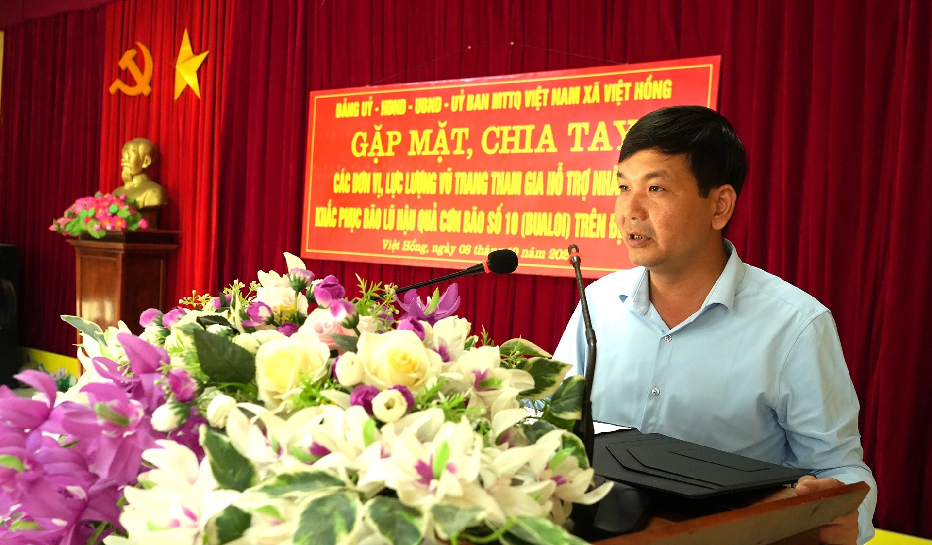 Đồng chí Nguyễn Tiến Chiển - Phó bí thư Đảng ủy, Chủ tịch UBND xã báo cáo công tác khắc phục hậu quả hoàn lưu bão số 10.