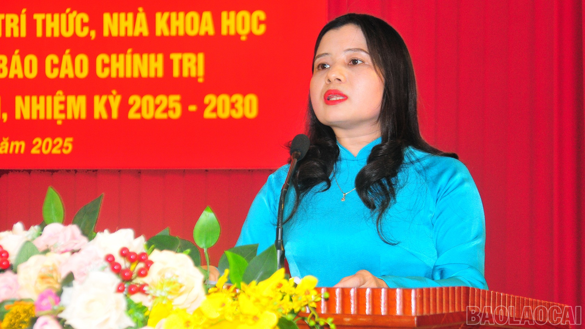 Đồng chí Nguyễn Thị Thúy Mùi, Phó Ban Tuyên giáo và Dân vận phát biểu tại Hội nghị. baolaocai-br_31-7-onghuy3.jpg