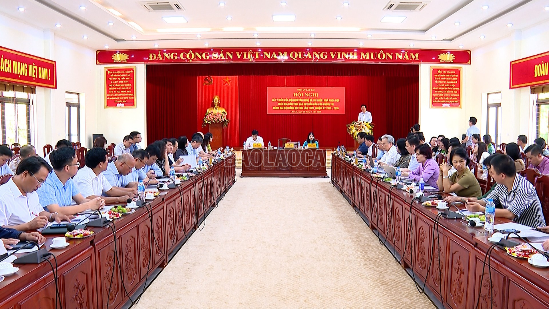 Quang cảnh hội nghị. baolaocai-c_31-7-onghuy2.jpg