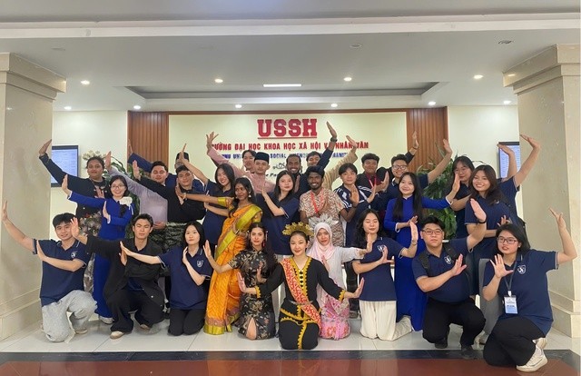 Câu lạc bộ English for Tourism trong công tác đón đoàn Giao lưu sinh viên quốc tế giữa Khoa Du lịch học, Trường ĐHKHXH&NV với Trường Đại học Khoa học Quản lý (MSU, Malaysia). Câu lạc bộ English for Tourism trong công tác đón đoàn Giao lưu sinh viên quốc tế giữa Khoa Du lịch học, Trường ĐHKHXH&NV với Trường Đại học Khoa học Quản lý (MSU, Malaysia).