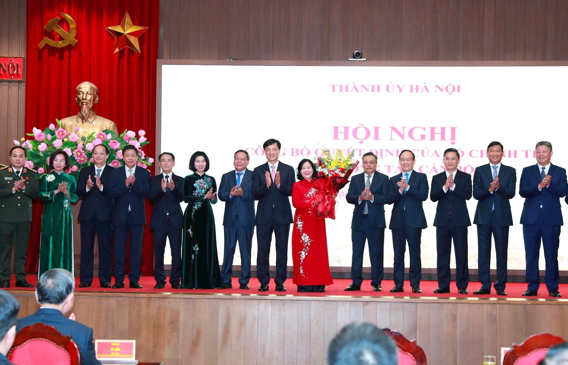 Các đồng chí Ban Thường vụ Thành ủy Hà Nội chúc mừng đồng chí Bùi Thị Minh Hoài nhận nhiệm vụ mới.