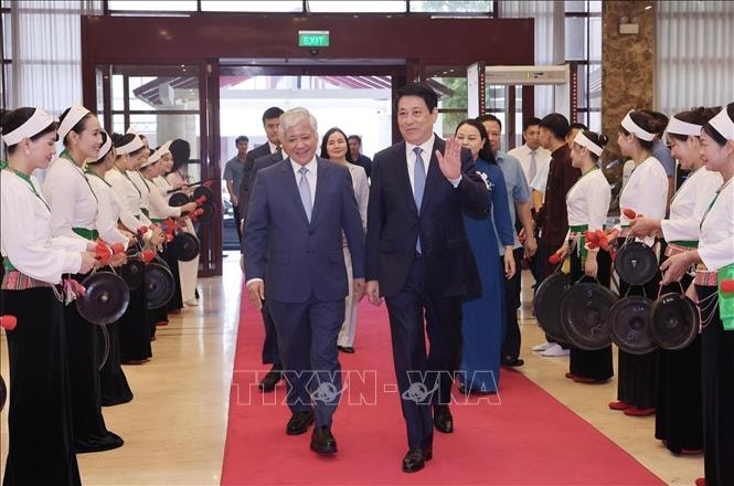 Chủ tịch nước Lương Cường đến dự hội nghị. Chủ tịch nước Lương Cường đến dự hội nghị.