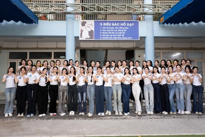 Các thí sinh thăm trẻ em Trường Hy Vọng Quận 6, Thành phố Hồ Chí Minh.