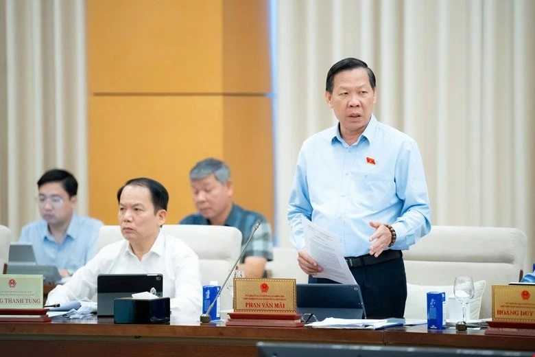 Chủ nhiệm Ủy ban Kinh tế và Tài chính của Quốc hội Phan Văn Mãi phát biểu tại phiên họp.