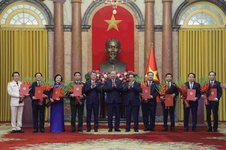 Tổng Bí thư, Chủ tịch nước Tô Lâm, Thủ tướng Chính phủ Lê Minh Hưng, nguyên Thủ tướng Chính phủ Phạm Minh Chính trao các Quyết định bổ nhiệm, tặng hoa các Phó Thủ tướng, Bộ trưởng.