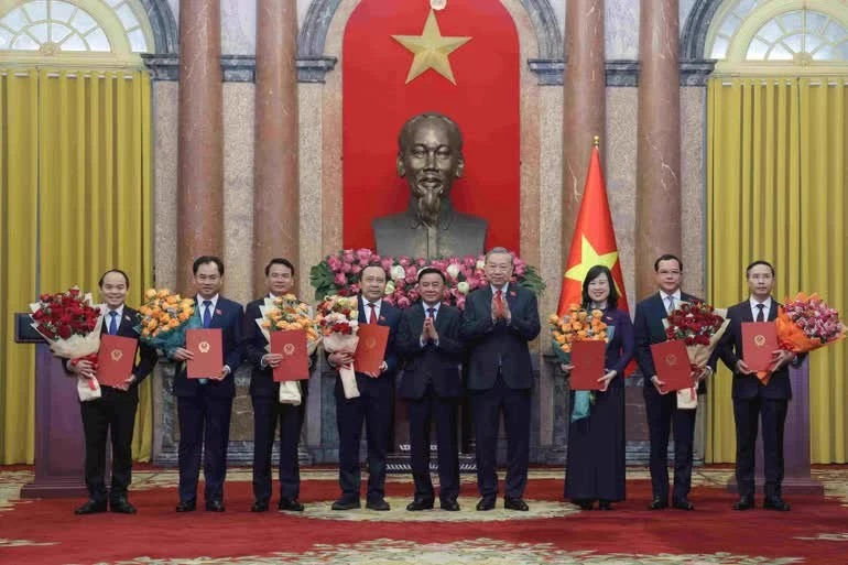 Tổng Bí thư, Chủ tịch nước Tô Lâm và Thường trực Ban Bí thư Trần Cẩm Tú trao Quyết định bổ nhiệm và tặng hoa các Bộ trưởng, Thủ trưởng cơ quan ngang Bộ.