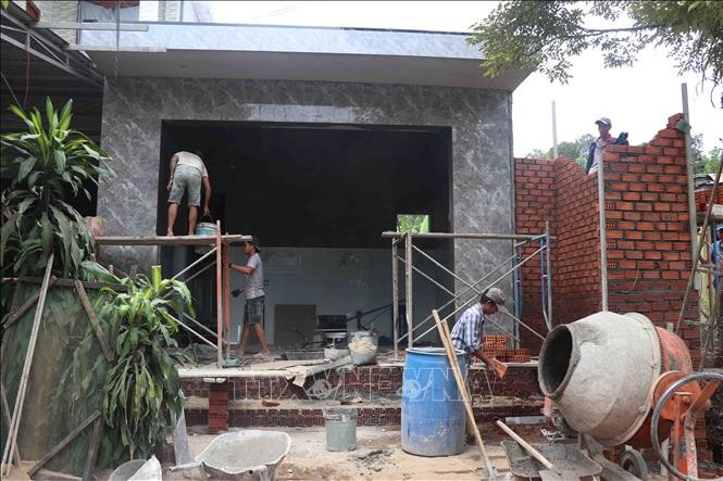 Nhà của bà Đoàn Thị Ánh Hồng, thương binh hạng 4/4, xã Đức Phú, thành phố Đà Nẵng đang trong giai đoạn hoàn thiện. Nhà của bà Đoàn Thị Ánh Hồng, thương binh hạng 4/4, xã Đức Phú, thành phố Đà Nẵng đang trong giai đoạn hoàn thiện.