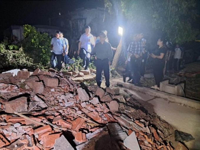 Thủ tướng tới hiện trường vụ sập nhà do lốc xoáy ngày 29/9 khiến hai vợ chồng cụ Hoàng Văn Khiêm-Đoàn Thị Nhị tử vong tại thôn Phú Bình, xã Quỹ Nhất. Thủ tướng tới hiện trường vụ sập nhà do lốc xoáy ngày 29/9 khiến hai vợ chồng cụ Hoàng Văn Khiêm-Đoàn Thị Nhị tử vong tại thôn Phú Bình, xã Quỹ Nhất.
