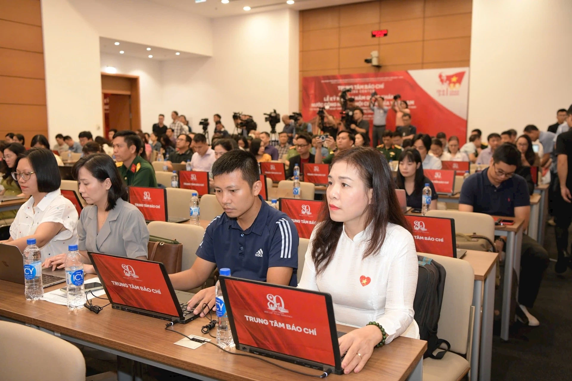 Phóng viên tác nghiệp tại Trung tâm báo chí sau khi khai trương.