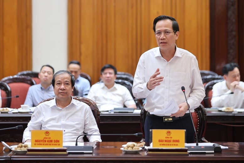 Bộ trưởng Đào Ngọc Dung: Mỗi tỉnh miền xuôi có thể “đỡ đầu” một vài trường ở biên giới – từ tài trợ vật chất, hỗ trợ học liệu đến tổ chức giao lưu văn hóa. Bộ trưởng Đào Ngọc Dung: Mỗi tỉnh miền xuôi có thể “đỡ đầu” một vài trường ở biên giới – từ tài trợ vật chất, hỗ trợ học liệu đến tổ chức giao lưu văn hóa.
