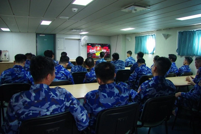 Cán bộ, chiến sĩ tàu CSB 8002, Hải đoàn 21, Bộ Tư lệnh Vùng Cảnh sát biển 2 đang thực hiện nhiệm vụ trên biển theo dõi Lễ khai mạc Đại hội Đại biểu toàn quốc lần thứ XIV của Đảng.