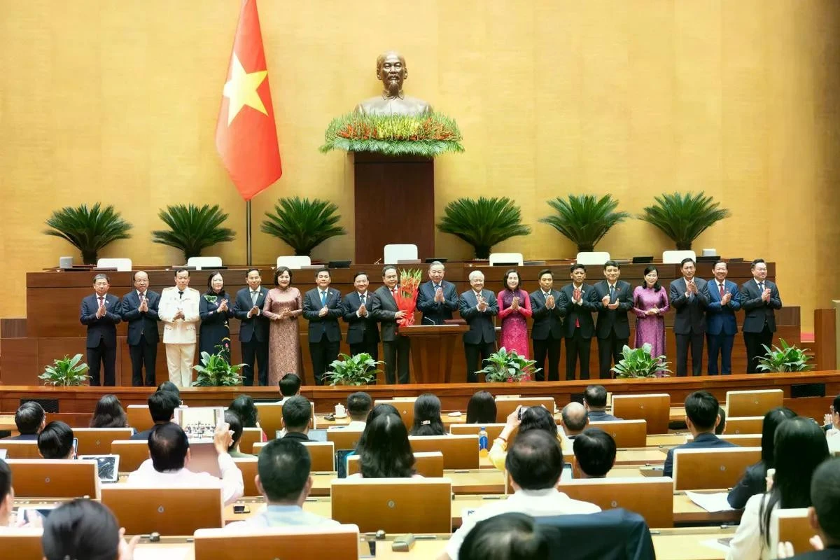 Tổng Bí thư Tô Lâm tặng hoa chúc mừng các đồng chí thuộc Ủy ban Thường vụ Quốc hội.