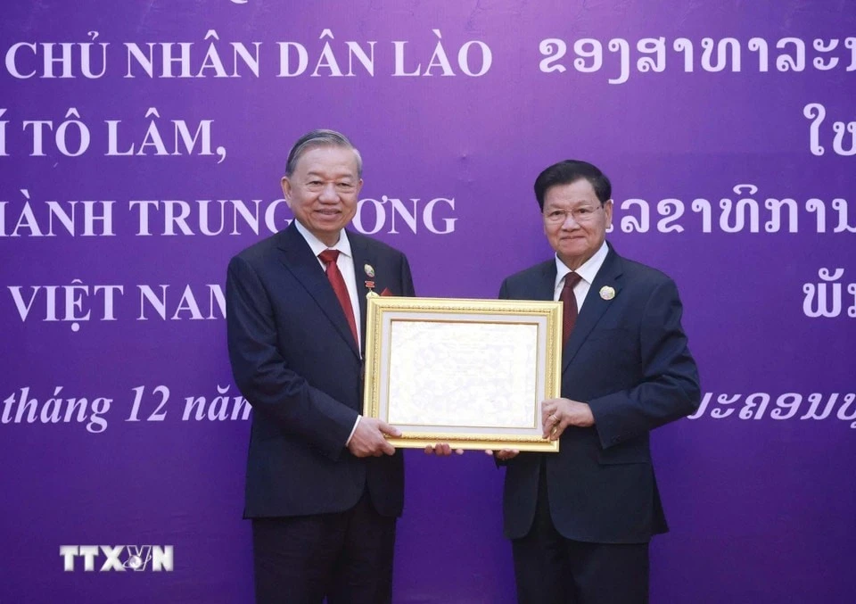 Tổng Bí thư, Chủ tịch nước Lào Thongloun Sisoulith trao Huân chương Vàng Quốc gia của Nhà nước Lào tặng Tổng Bí thư Tô Lâm.