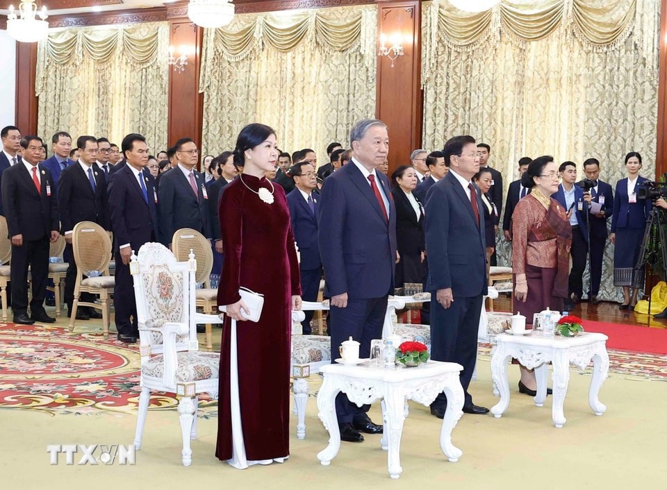 Tổng Bí thư Tô Lâm và Phu nhân, Tổng Bí thư, Chủ tịch nước Lào Thongloun Sisoulith và Phu nhân cùng đại biểu hai nước tham dự buổi lễ.