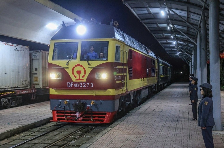 Chuyến tàu khách liên vận quốc tế từ Nam Ninh (Trung Quốc) đã đến ga Đồng Đăng (Lạng Sơn) sau 5 năm gián đoạn chạy tàu. Chuyến tàu khách liên vận quốc tế từ Nam Ninh (Trung Quốc) đã đến ga Đồng Đăng (Lạng Sơn) sau 5 năm gián đoạn chạy tàu.