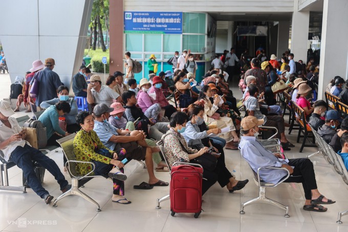 Bệnh nhân chờ khám bệnh tại Bệnh viện Ung Bướu TP HCM cơ sở 2, TP Thủ Đức, tháng 6/2024. Ảnh: Quỳnh Trần