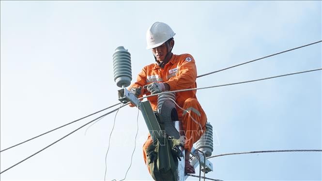 Cán bộ Công ty điện lực Hà Tĩnh sửa chữa đường dây bị hư hỏng do bão số 10. Cán bộ Công ty điện lực Hà Tĩnh sửa chữa đường dây bị hư hỏng do bão số 10.