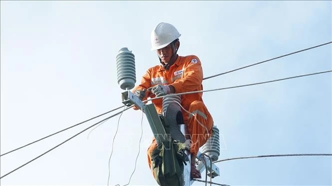 Cán bộ Công ty điện lực Hà Tĩnh sửa chữa đường dây bị hư hỏng do bão số 10.